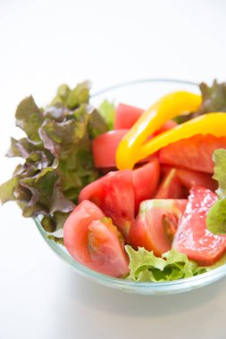 Domatesli taze salata, biber ve marul.