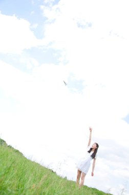 Mavi arka planda poz veren güzel Japon kadın portresi.