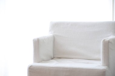 Beyaz odadaki boş kanepe.