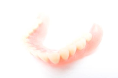 Öğrencilerin dişlerini gösteren eğitim modelini öğrenmeleri için implant ve ortodontik model