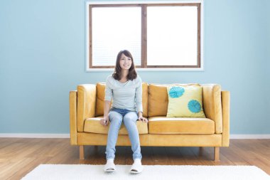 Kadın kanepe oturma odasında