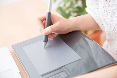 Kadının iş yerinde tablet bilgisayar kullanırken yakın plan resmini çek