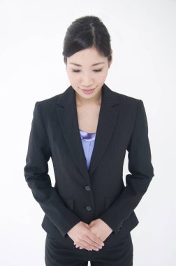 İş kadını, izole edilmiş arka planda eğiliyor