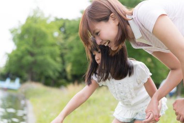 Anne ve kızı parkta yürüyüş