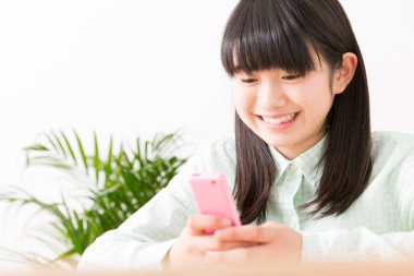 Asyalı kız cep telefonunuzun ve