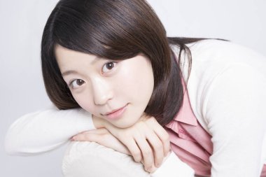 Genç kadın stüdyoda poz portresi 