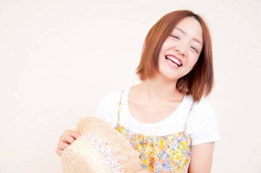 Gülümseyen güzel bir kadının stüdyo portresi.