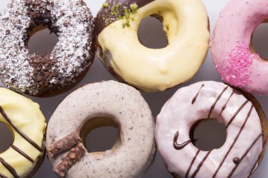 Beyaz arkaplanda tatlı ve renkli pastalar, yakın plan görünümü 