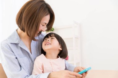 Mutlu Asyalı anne ve kızının portresini kapat.