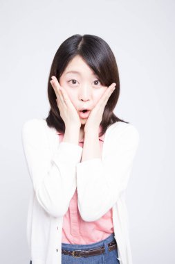 Şaşırtıcı jestleri olan genç bir kadın.