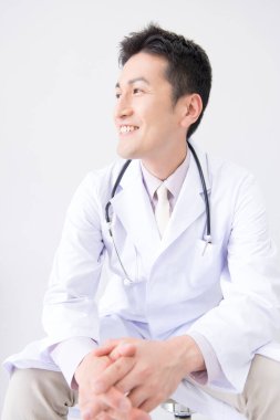 Steteskoplu Asyalı doktorun portresi