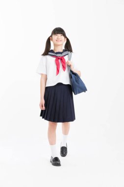 Beyaz arka planda okul üniformalı güzel genç bir öğrencinin portresi.