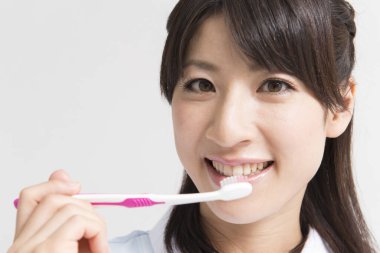 diş fırçası ile temizlik kadın