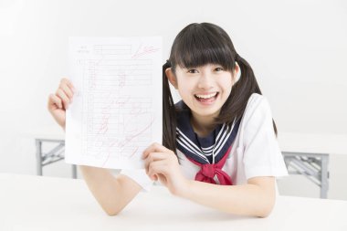 Test sonuçlarıyla güzel Japon öğrencinin portresi.