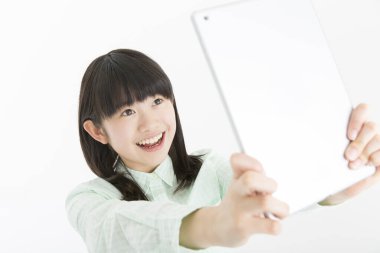 Stüdyoda tabletli Asyalı öğrenci.