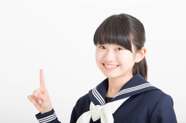 Asyalı liseli kız işaret ediyor.
