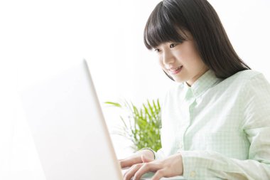 laptop ile öğrenci kız