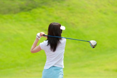 Genç, güzel Asyalı kadın golfçü 