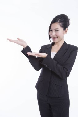 Genç Asyalı iş kadınının stüdyo fotoğrafı. 