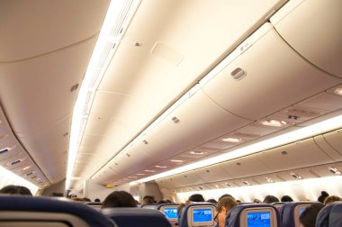 Uçaktaki insanlar, yolcu sınıfındaki uçak koltukları.