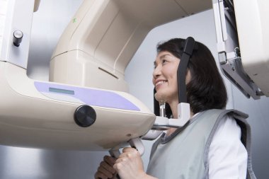 3d jaws x-ray yapan Asyalı kadını kapat