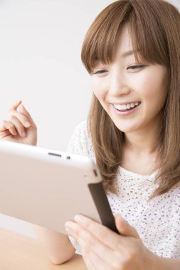 Evde tablet kullanan bir kadın