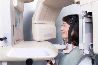 3d jaws x-ray yapan Asyalı kadını kapat