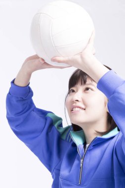 Stüdyoda beyaz toplu Asyalı genç bir kızın portresi.