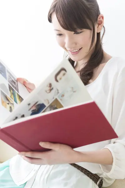 Aziatische Vrouw Het Lezen Van Een Boek Thuis — Stockfoto