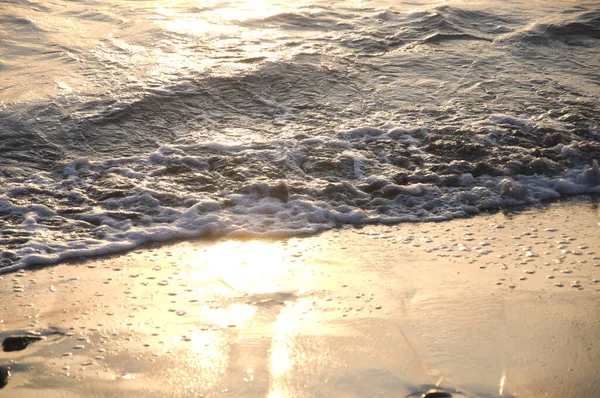 Piękna Fala Morska Brzegu Zachodzącego Słońca — Zdjęcie stockowe