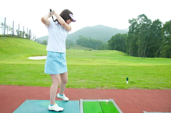 Genç, güzel Asyalı kadın golfçü 