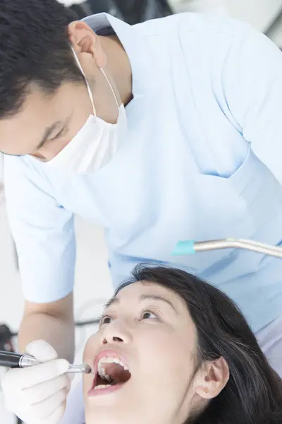 Asiatisk Tandläkare Undersöker Kvinnlig Patient Kliniken — Stockfoto