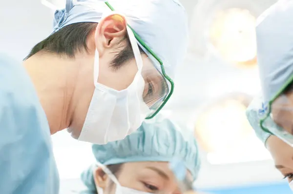 Close Equipe Cirurgiões Que Trabalham Sala Cirurgia — Fotografia de Stock