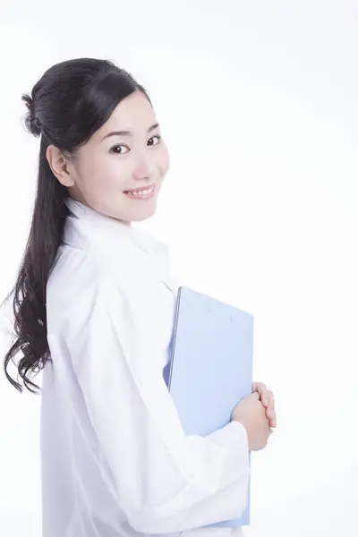 Портрет Молодой Красивой Японской Ученой Женщины Лабораторном Халате Изолированном Белом — стоковое фото