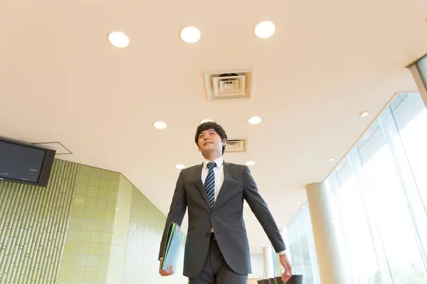 Młody Azji Biznes Człowiek Chodzenie Nowoczesny Budynek — Zdjęcie stockowe
