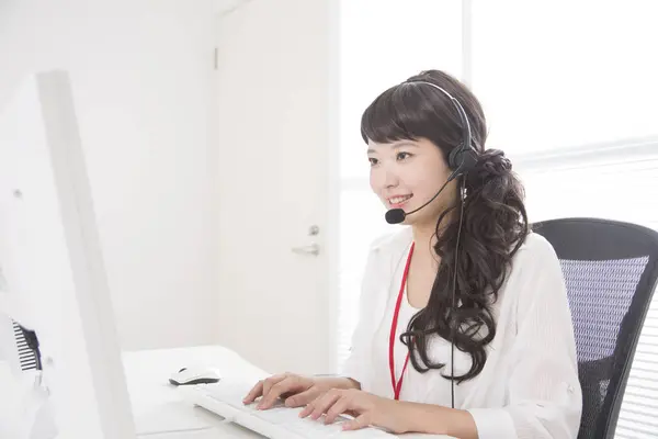 Mooie Aziatische Call Center Operator — Stockfoto