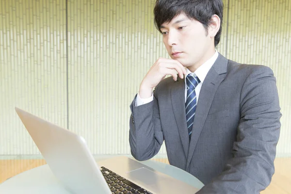 Ділова людина, використовуючи ноутбук в офісі 