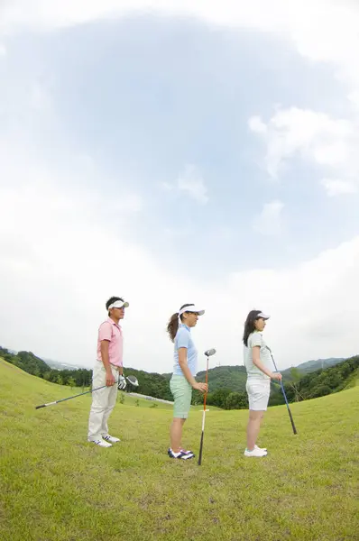 幸せなアジア人男性と女性ゴルフ選手 — ストック写真