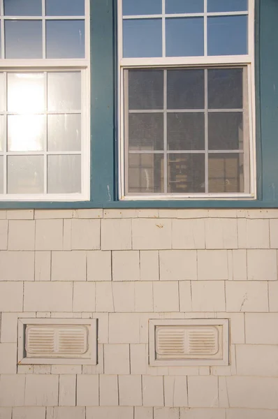 Eine Vertikale Aufnahme Der Weißen Ziegelwand Mit Fenster — Stockfoto