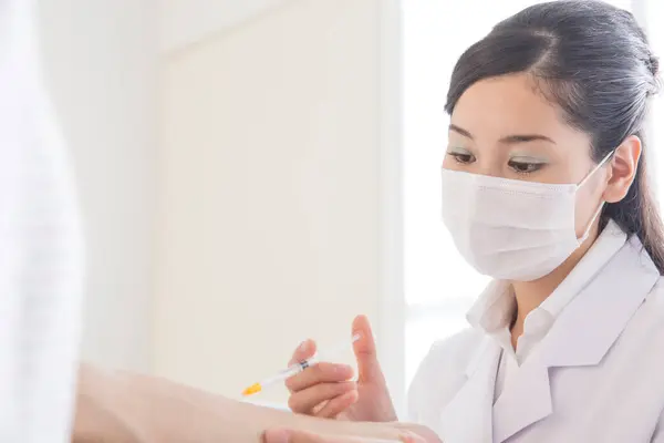 Porträt Der Jungen Schönen Japanischen Ärztin Laborkittel Die Eine Injektion — Stockfoto