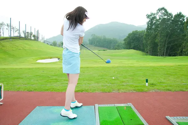 Genç, güzel Asyalı kadın golfçü 