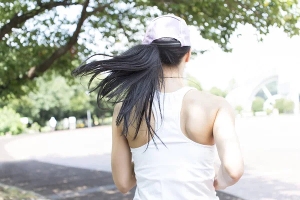 Sportig Japansk Kvinna Joggar Sommarparken — Stockfoto