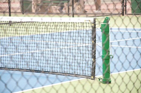 Lege Tennisbaan Met Net Achter Metalen Hek — Stockfoto