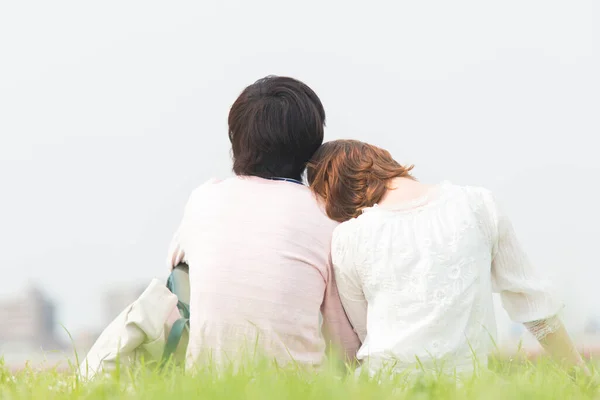 Coppia Giovani Studenti Giapponesi Felici Che Trascorrono Del Tempo Insieme — Foto Stock