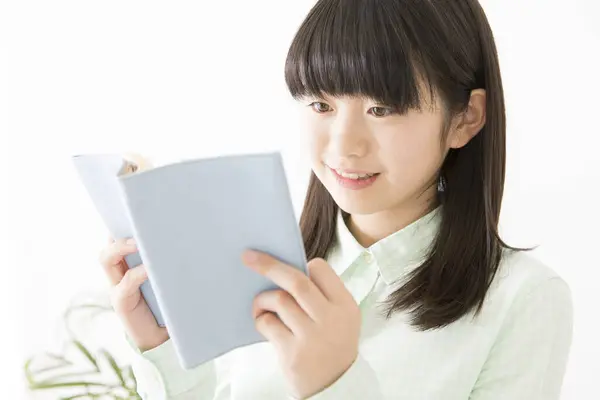 Lindo Smling Chica Japonesa Lectura Libro Casa —  Fotos de Stock