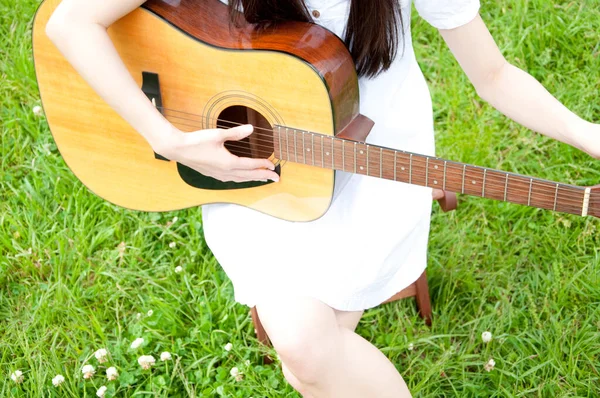 Gitarlı Asyalı genç kadın. 