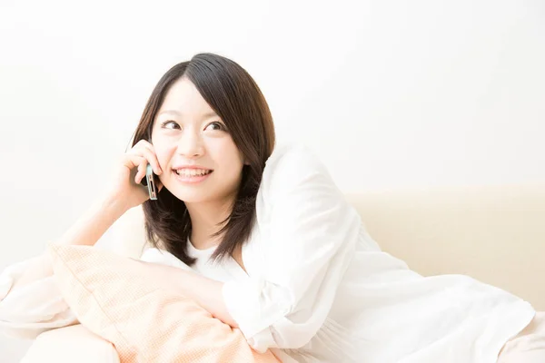 Retrato Hermosa Joven Mujer Asiática Usando Teléfono Inteligente Aislado Blanco —  Fotos de Stock