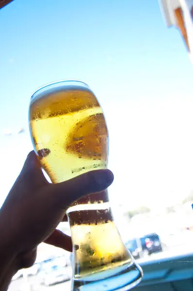冷たいビールのグラスを持っている手 — ストック写真