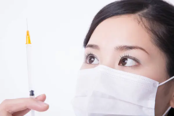 Asiatische Ärztin Hält Eine Spritze — Stockfoto