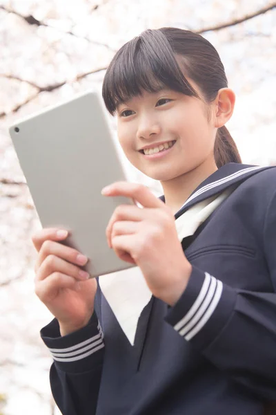 Πορτρέτο Του Όμορφου Ιάπωνα Φοιτητή Χρησιμοποιώντας Tablet Στο Δρόμο — Φωτογραφία Αρχείου